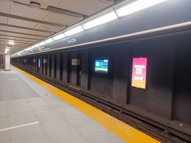 Toronto, ON, Kanada - 26 Nisan 2025: İçerideki Wellesley metro istasyonuna bakın