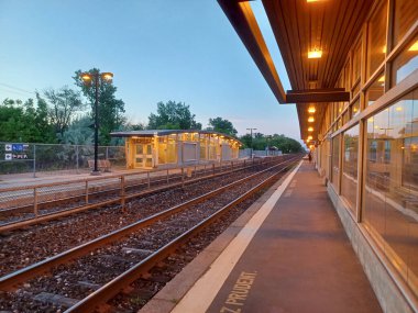 Burlington, ON, Kanada 2 Temmuz 2024 Akşam saatlerinde Burlington GO tren istasyonunda.