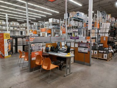 Toronto, On, Kanada - 21 Aralık 2024: Home Depot 'taki rafların ve rafların görüntüsü.