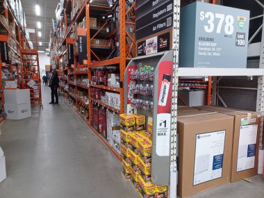 Toronto, On, Kanada - 21 Aralık 2024: Home Depot 'taki rafların ve rafların görüntüsü.
