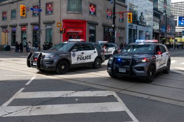 Toronto, ON, Kanada - 17 Mart 2022: Toronto 'daki St. Partick Geçit Töreni sırasında polis arabası