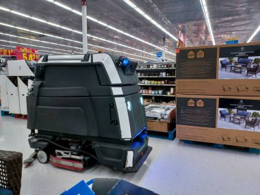 Toronto, On, Kanada - 9 Eylül 2024: Büyük bir robot elektrik süpürgesi bir mağazanın satış bölgesinde hareket ediyor.