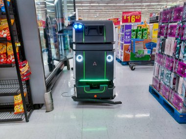 Toronto, On, Kanada - 9 Eylül 2024: Büyük bir robot elektrik süpürgesi bir mağazanın satış bölgesinde hareket ediyor.