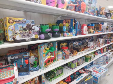 Toronto, On, Kanada - 28 Kasım 2024: Marshalls American alışveriş merkezindeki kıyafet koleksiyonu.