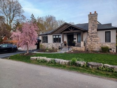 Toronto, ON, Kanada - 23 Mayıs 2024: Toronto Büyük Bölgesi 'nde yeni bir ev