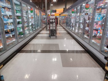 Toronto, On, Kanada - 27 Kasım 2024: Kanadalı mağazadaki bakkal reyonuna bakın.