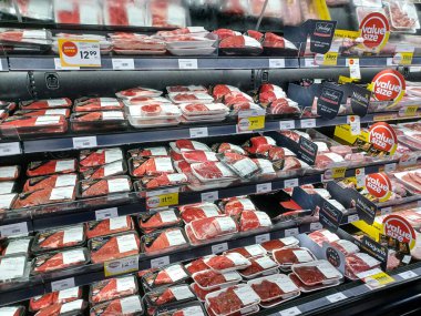 Toronto, On, Kanada - 28 Kasım 2024: Kanadalı dükkandaki et bölümü koridoru ve kasap dükkanına bakın.