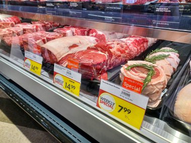 Toronto, On, Kanada - 28 Kasım 2024: Kanadalı dükkandaki et bölümü koridoru ve kasap dükkanına bakın.