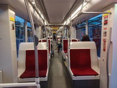 Toronto, ON, Kanada 19 Temmuz 2024: Toronto 'da modern bir tramvay kırmızı yastıklı koltukları ve temiz, iyi ışıklandırılmış iç mekanı ile neredeyse boş çalışıyor..