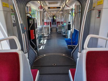 Toronto, ON, Kanada 19 Temmuz 2024: Toronto 'da modern bir tramvay kırmızı yastıklı koltukları ve temiz, iyi ışıklandırılmış iç mekanı ile neredeyse boş çalışıyor..