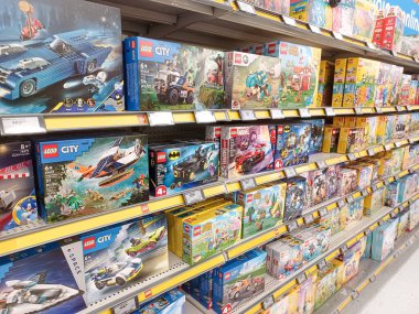 Toronto, On, Kanada - 4 Kasım 2024: Walmart süpermarketindeki oyuncaklarla raflara bakın.