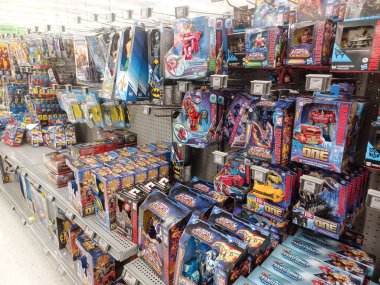 Toronto, On, Kanada - 4 Kasım 2024: Walmart süpermarketindeki oyuncaklarla raflara bakın.