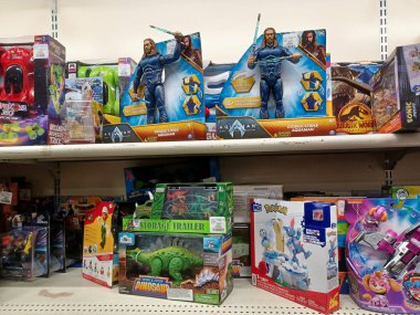 Toronto, On, Kanada - 11 Aralık 2024: Kazananlar perakende mağazasının raflarına bakın.