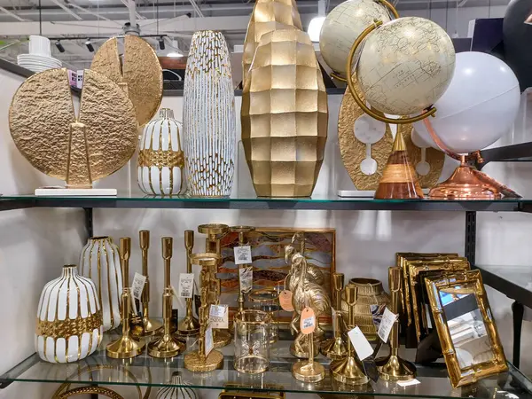 Toronto, On, Kanada - 20 Aralık 2024: Ev mobilyası ve ev eşyalarıyla raf manzarası.