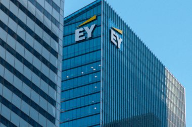 Toronto, ON, Kanada 24 Temmuz 2025 Toronto şehir merkezindeki EY Kulesi. Ernst ve Young çok uluslu bir muhasebe şirketi...