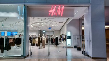 Toronto, ON, Kanada - 30 Ağustos 2025 Toronto 'daki H ve M şirketinin tabelasına bakın.