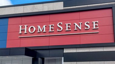 Toronto, ON, Kanada - 17 Nisan 2025 Kanada 'daki Home Sense mağazasının tabelasına bakın.