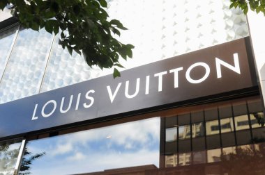 Toronto, ON, Kanada - 4 Ağustos 2024: Toronto 'daki Louis Vuitton mağaza tabelasında.