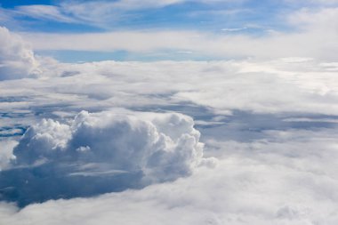 Uçsuz bucaksız mavi gökyüzü muazzam kümülüs bulutlarını ve parlak güneş ışığını sarar..
