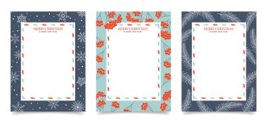 İçinde yılbaşı ve yeni yıl süsleri olan boş tebrik kartları seti, rowan dalları, ladin ve kar taneleri ile süslenmiş. Görüntü