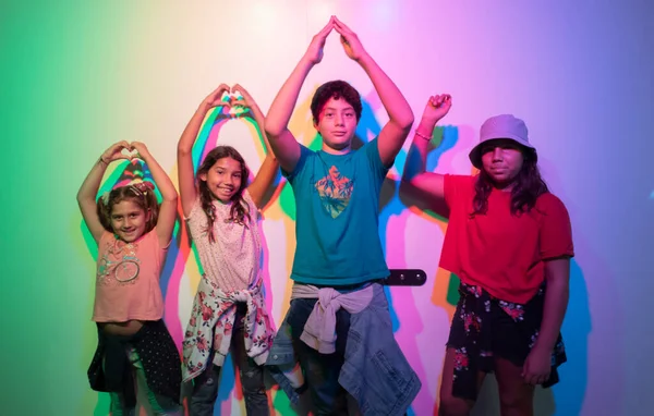 Grupo Niños Preadolescentes Están Pie Con Luces Estroboscópicas Colores Haciendo — Foto de Stock