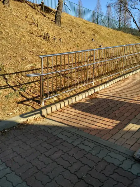 Eski ahşap bir çitin dikey görüntüsü
