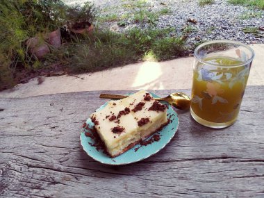 Bir kaşık kekle bir bardak pekmez.