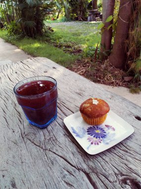 Lezzetli portakallı pasta ve sos.