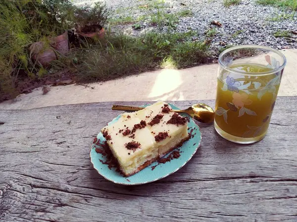 Bir kaşık kekle bir bardak pekmez.