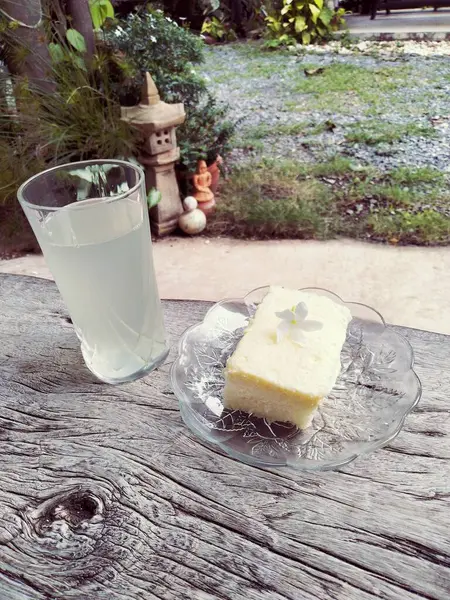 Kek kremi ve beyaz çiçekli hindistan cevizi suyu.
