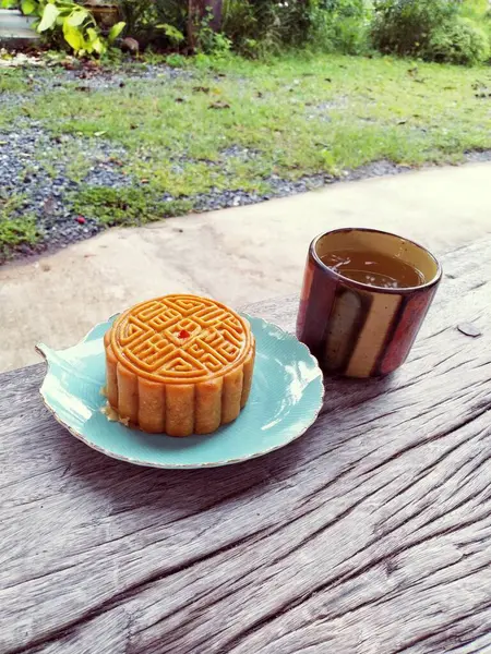 moon cakes and cup of tea