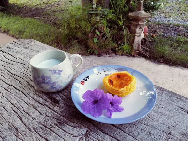 Sütlü nane ve yumurtalı tart.