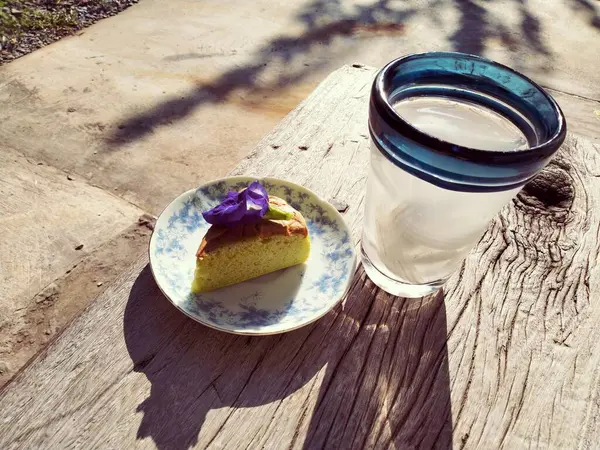 Stock image coconut juice and cake on the table