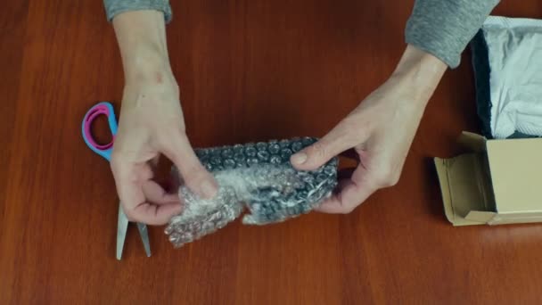 Femme Ouvert Colis Avec Des Ciseaux Sorti Une Poignée Aluminium — Video
