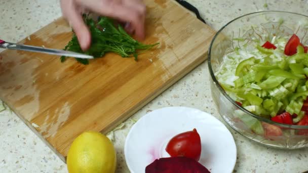 Close Mãos Femininas Cortando Ervas Frescas Para Salada Legumes Preparação — Vídeo de Stock