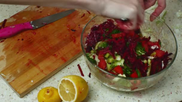 Mesa Cozinha Casa Cozinha Com Salada Legumes Sendo Preparada Close — Vídeo de Stock