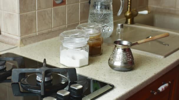 Femeie Din Bucătăria Casei Pregătește Cafeaua Dimineață Într Vas Cafea — Videoclip de stoc