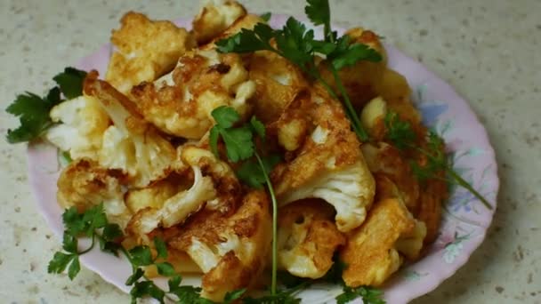 Appetitliche Scheiben Gebratenen Blumenkohls Geschlagenen Eiern Auf Einem Weißen Teller — Stockvideo