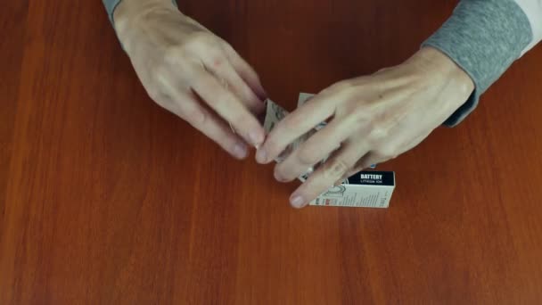 Bir Kadın Elinin Küçük Karton Kutuyu Açması Iki Batarya Bir — Stok video
