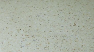 Yemek masasında servis edilen kadın elleri hamurda kızartılmış karnabahar ve yakın plan yeşillikler serpiştirilmiş. Seçici odaklanma Lezzetli ve sağlıklı sebze yemekleri