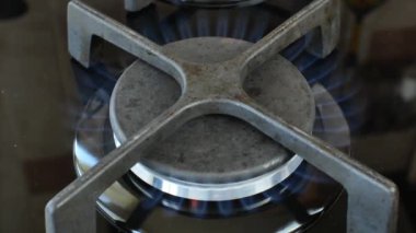 Ev ocağında büyük bir gaz ocağı var. Alev kükrer, yanar ve çabucak söner. Soba, şehrin gaz şebekesinden çıkan doğal gazı ya da sıvılaştırılmış gazı yakıt olarak kullanıyor. Enerji krizi
