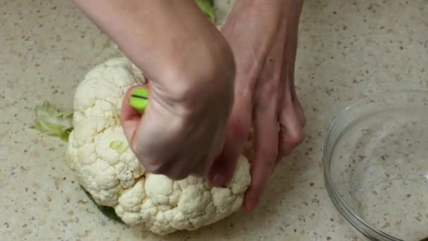 女性的手在切菜桌上用刀割菜花 新鲜的花椰菜头在光切碎的桌子上 切碎刀 健康食品 饮食概念 — 图库视频影像