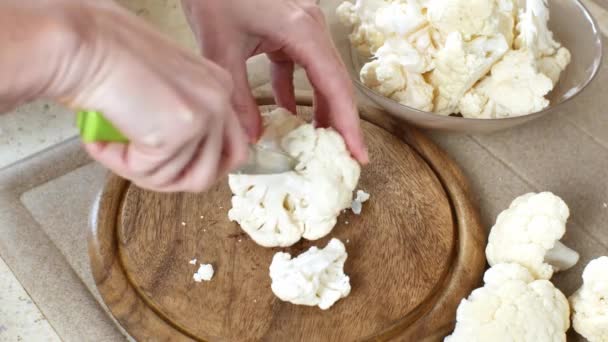 Μια Γυναίκα Κόβει Κουνουπίδι Ένα Κουζινομάχαιρο Στο Ελαφρύ Τραπέζι Της — Αρχείο Βίντεο