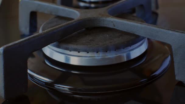 Yapımı Ocağın Propan Gazı Ocağıyla Pişirdiği Mavi Şöminenin Yakın Çekimi — Stok video
