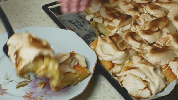 Γυναίκα Παίρνει Τελικά Κέικ Από Καυτό Τηγάνι Σιδήρου Μια Σπάτουλα — Αρχείο Βίντεο