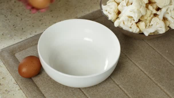Mesa Cozinha Primeiro Plano Mãos Das Mulheres Estão Quebrando Ovos — Vídeo de Stock