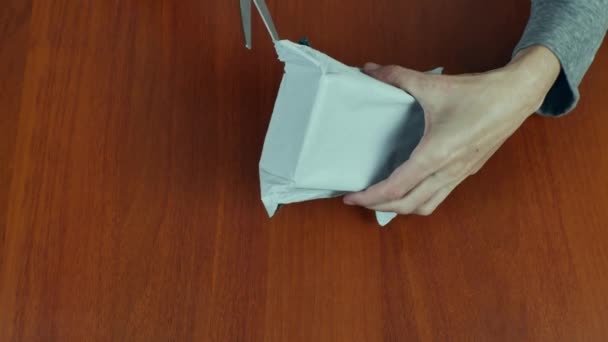 Närbild Kvinnliga Händer Med Sax Skära Plastpåse Och Ett Paket — Stockvideo