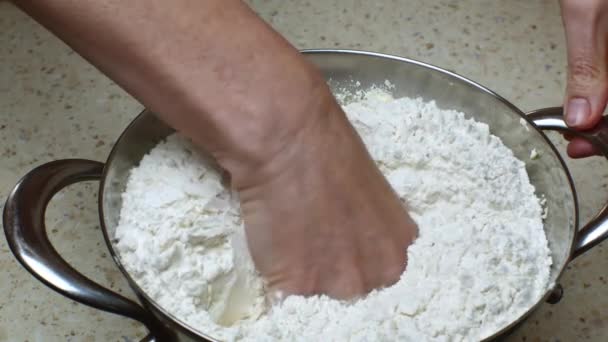 Γυναικεία Χέρια Ζυμώνουν Φρέσκια Ζύμη Για Ψήσιμο Του Ψωμιού Ένα — Αρχείο Βίντεο