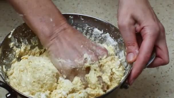 Jedną Ręką Trzyma Patelnię Drugą Ugniata Ciasto Pszenne Białej Mąki — Wideo stockowe