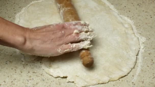 Kadın Hamuru Beyaz Buğday Unu Serpiştirilmiş Parlak Mutfak Masasına Ahşap — Stok video
